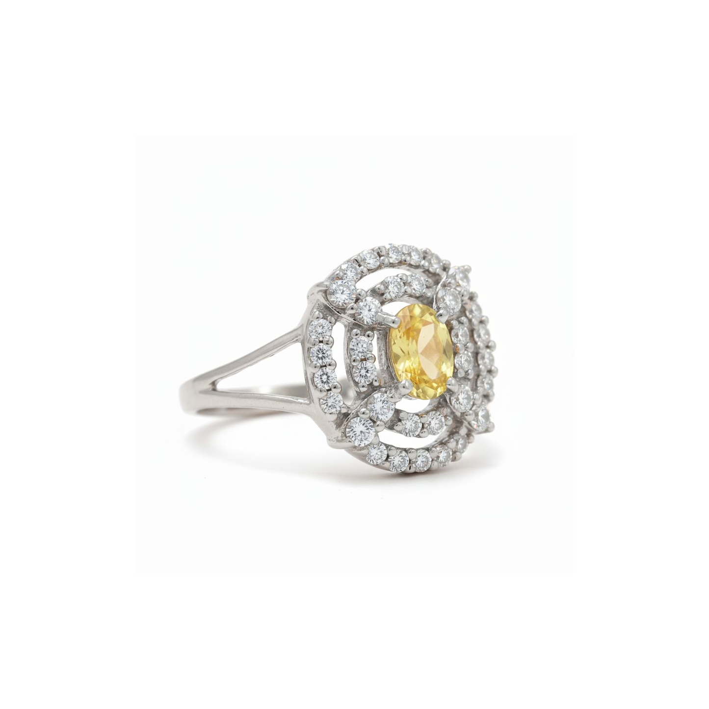 Elegant 925 Silver Ring with 0.6 Ct DEF VVS–VS Side Diamonds